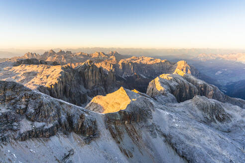 Luftaufnahme des Sonnenuntergangs über der Sellagruppe und der Geislergruppe im Herbst, Gröden, Pustertal, Dolomiten, Südtirol, Italien, Europa - RHPLF14781