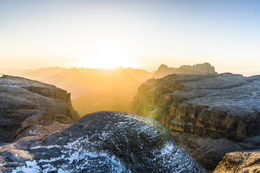 Luftaufnahme des Nebels bei Sonnenuntergang über der Sellagruppe und dem Sass Pordoi im Herbst, Grödner Tal, Fassatal, Dolomiten, Südtirol, Italien, Europa - RHPLF14783