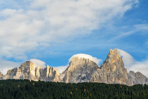 Majestätische Pale di San Martino (Pala-Gruppe) umgeben von Wäldern im Herbst, Rolle Pass, Dolomiten, Trentino, Trient, Italien, Europa - RHPLF14784