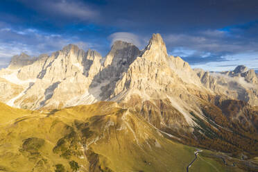 Luftaufnahme von Cimon della Pala während des Sonnenuntergangs im Herbst, Pale di San Martino, Rolle Pass, Dolomiten, Trentino, Trento, Italien, Europa - RHPLF14786