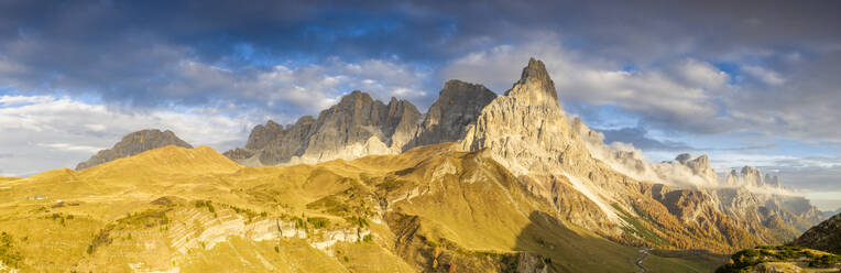 Luftaufnahme von Cimon della Pala während des Sonnenuntergangs im Herbst, Pale di San Martino, Rolle Pass, Dolomiten, Trentino, Italien, Europa - RHPLF14788