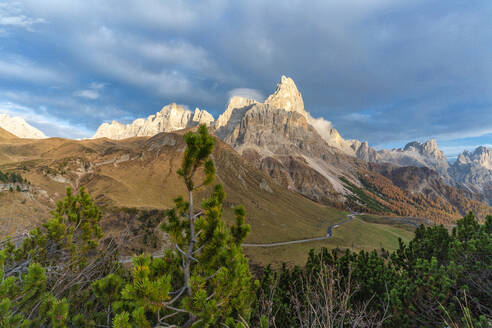 Sonnenuntergang über dem Rolle-Pass und dem Cimon della Pala im Herbst, Pale di San Martino (Pala-Gruppe), Dolomiten, Trentino, Trient, Italien, Europa - RHPLF14789