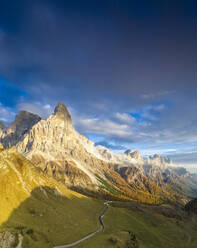 Luftaufnahme von Cimon della Pala im Herbst, Pale di San Martino, Rolle Pass, Dolomiten, Trentino, Italien, Europa - RHPLF14790