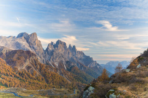 Wälder im Herbst mit Pala di San Martino und Cima Della Rosetta im Hintergrund, Pale di San Martino, Rolle Pass, Trentino, Italien, Europa - RHPLF14792