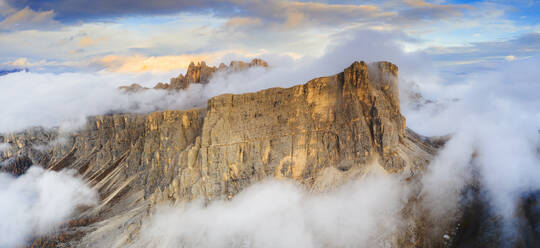 Luftaufnahme per Drohne des Sonnenuntergangs über Lastoi De Formin und Cima Ambrizzola in einem Wolkenmeer im Herbst, Giau-Pass, Dolomiten, Venetien, Italien, Europa - RHPLF14793