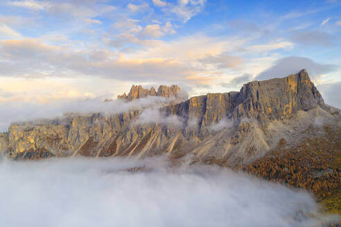 Luftaufnahme einer Drohne von Nebel bei Sonnenuntergang über Lastoi De Formin und Cima Ambrizzola im Herbst, Giau Pass, Dolomiten, Belluno, Venetien, Italien, Europa - RHPLF14794