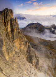 Luftaufnahme einer Drohne vom Sonnenuntergang über Lastoi De Formin, Mondeval und Monte Pelmo, Giau-Pass, Dolomiten, Belluno, Venetien, Italien, Europa - RHPLF14795