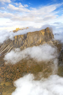 Luftpanorama von Lastoi De Formin und Cima Ambrizzola bei Sonnenuntergang im Herbst, Giau-Pass, Dolomiten, Venetien, Italien, Europa - RHPLF14796