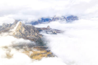 Luftaufnahme einer Drohne von Ra Gusela und Cinque Torri, bedeckt mit Wolken und Nebel im Herbst, Giau Pass, Dolomiten, Belluno, Venetien, Italien, Europa - RHPLF14798
