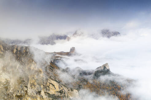 Luftaufnahme des Herbstnebels über den Bäumen und Wäldern um Cinque Torri und Tofane, Giau-Pass, Dolomiten, Belluno, Venetien, Italien, Europa - RHPLF14801