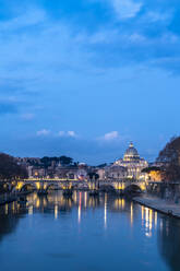 Fluss Tiber mit Umberto I Brücke und Petersdom (Basilica di San Pietro) im Hintergrund in der Abenddämmerung, Rom, Latium, Italien, Europa - RHPLF14804