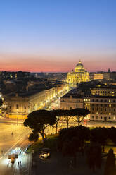 Sunrise over St. Peter's Basilica (Basilica di San Pietro) view from Castel Sant'Angelo, Vatican City, UNESCO World Heritage Site, Rome, Lazio, Italy, Europe - RHPLF14805