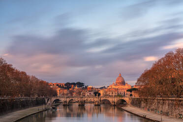 Petersdom (Basilica di San Pietro) und Fluss Tiber bei Sonnenaufgang, Rom, Latium, Italien, Europa - RHPLF14806