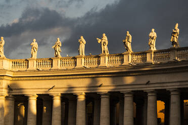 Statuen auf der Kolonnade des Petersplatzes im Licht des Sonnenaufgangs, Vatikanstadt, UNESCO-Weltkulturerbe, Rom, Latium, Italien, Europa - RHPLF14809