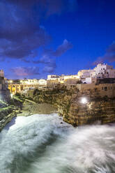 Wellen brechen am Strand während eines Wintersturms, Polignano a Mare, Apulien, Italien, Europa - RHPLF14820