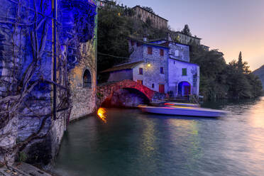 Boot in Bewegung unter der beleuchteten Nesso-Brücke, Comer See, Lombardei, Italienische Seen, Italien, Europa - RHPLF14831