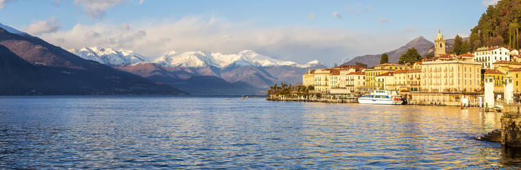 Panoramablick auf Bellagio mit schneebedeckten Bergen im Hintergrund, Comer See, Lombardei, Italienische Seen, Italien, Europa - RHPLF14832