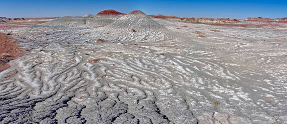 Mit Salz bedeckte Hügel aus Bentonit im Petrified Forest National Park entlang des Blue Forest Trail, Arizona, Vereinigte Staaten von Amerika, Nordamerika - RHPLF14875