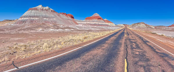 Formation im Petrified Forest National Park, genannt Teepee, von der Hauptstraße aus gesehen, die durch den Park führt, Arizona, Vereinigte Staaten von Amerika, Nordamerika - RHPLF14877