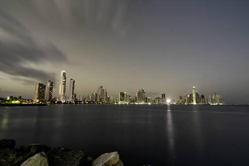Langzeitbelichtung von Panama-Stadt in der Abenddämmerung vom Monument der Flagge von Panama Park, Panama, Mittelamerika - RHPLF14878