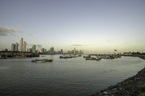 Die Bucht von Panama mit der Skyline von Panama-Stadt, Panama, Mittelamerika - RHPLF14879