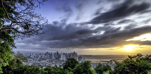 Sonnenaufgang-Langzeitbelichtung von Panama-Stadt vom Reserva Cerro Ancon Park, Panama-Stadt, Panama - RHPLF14881