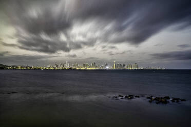 Langzeitbelichtung in der Abenddämmerung mit Blick auf die Bucht von Panama in Panama City, Panama, Mittelamerika - RHPLF14883