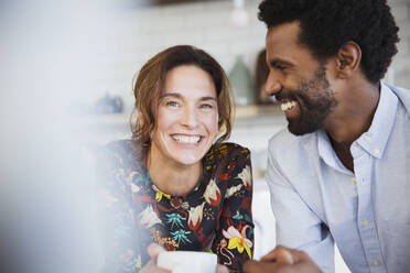 Portrait lächelndes, glückliches multiethnisches Paar beim Kaffeetrinken - CAIF26981