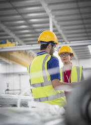 Arbeiter sprechen in der Fabrik - CAIF27057