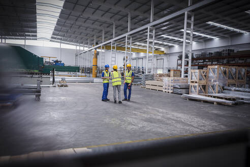 Arbeiter sprechen in der Fabrik - CAIF27063