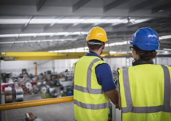 Aufsichtspersonen auf der Plattform mit Blick auf die Fabrik - CAIF27100