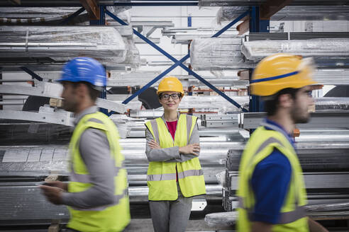 Porträt einer selbstbewussten, lächelnden Aufseherin in einem Stahlwerk - CAIF27104