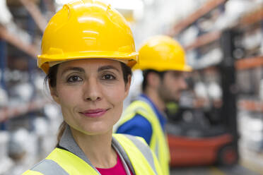 Porträt einer selbstbewussten Arbeiterin in einem Lagerhaus - CAIF27145