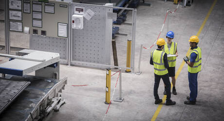 Vorgesetzter und Arbeiter im Gespräch in der Fabrik - CAIF27152