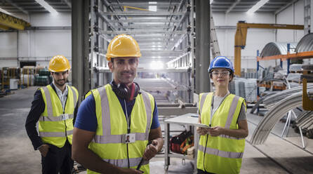 Porträt selbstbewusster Vorgesetzter und Arbeiter in einer Stahlfabrik - CAIF27156