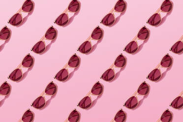 Muster aus Reihen von rosa Sonnenbrillen - GEMF03630