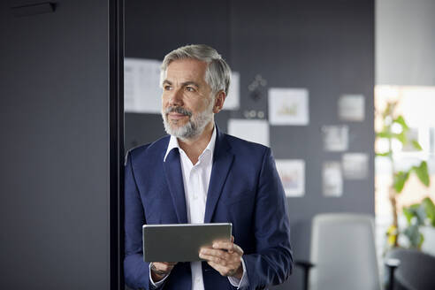 Älterer Geschäftsmann benutzt Tablet im Büro - RBF07675