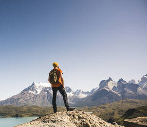 Wanderer in der Berglandschaft am Lago Pehoe im Torres del Paine Nationalpark, Patagonien, Chile - UUF20234