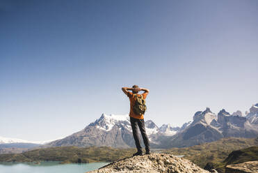 Wanderer in der Berglandschaft am Lago Pehoe im Torres del Paine Nationalpark, Patagonien, Chile - UUF20239