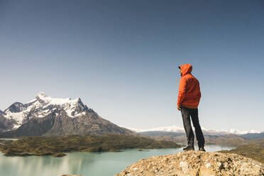 Wanderer in der Berglandschaft am Lago Pehoe im Torres del Paine Nationalpark, Patagonien, Chile - UUF20242