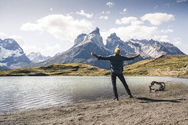 Wanderer in Berglandschaft am Seeufer im Torres del Paine Nationalpark, Patagonien, Chile - UUF20248