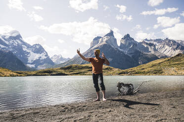 Glücklicher Mann, der ein Selfie am Seeufer im Torres del Paine National Park, Patagonien, Chile macht - UUF20256