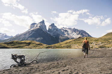 Wanderer in Berglandschaft am Seeufer im Torres del Paine Nationalpark, Patagonien, Chile - UUF20262