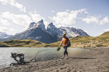 Wanderer in Berglandschaft am Seeufer im Torres del Paine Nationalpark, Patagonien, Chile - UUF20264