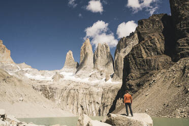 Wanderer in einer Berglandschaft am Seeufer des Mirador Las Torres im Torres del Paine National Park, Patagonien, Chile - UUF20268