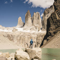 Wanderer in einer Berglandschaft am Seeufer des Mirador Las Torres im Torres del Paine National Park, Patagonien, Chile - UUF20271