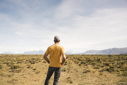 Rückansicht eines Mannes in abgelegener Landschaft in Patagonien, Argentinien - UUF20279