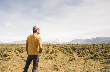 Rückansicht eines Mannes in abgelegener Landschaft in Patagonien, Argentinien - UUF20280