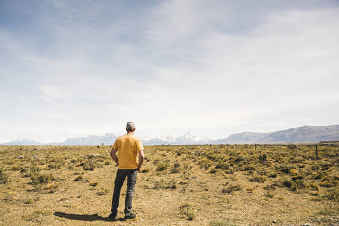 Rückansicht eines Mannes in abgelegener Landschaft in Patagonien, Argentinien - UUF20281