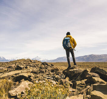 Wanderer in abgelegener Landschaft in Patagonien, Argentinien - UUF20293